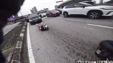 Dvouleté dítě otevřelo za jízdy dveře a způsobilo nehodu