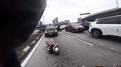 Dvouleté dítě otevřelo za jízdy dveře a způsobilo nehodu