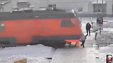 Tragická smrt ženy pod koly elektrického vlaku v podmoskevském Chotkovu