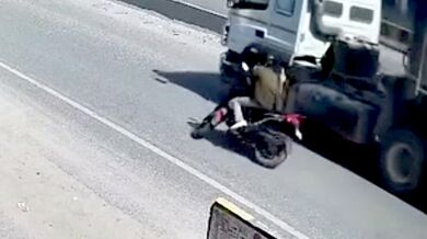 Tragická nehoda v Mirzapuru: Špatně zaparkovaný nákladní vůz a následný střet s kamionem stál mladíka život