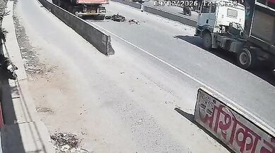 Tragická nehoda v Mirzapuru: Špatně zaparkovaný nákladní vůz a následný střet s kamionem stál mladíka život