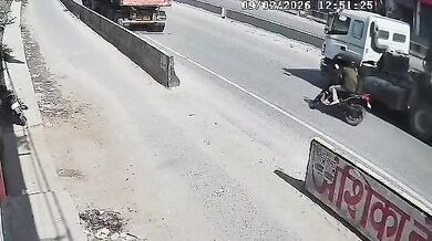 Tragická nehoda v Mirzapuru: Špatně zaparkovaný nákladní vůz a následný střet s kamionem stál mladíka život