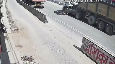 Tragická nehoda v Mirzapuru: Špatně zaparkovaný nákladní vůz a následný střet s kamionem stál mladíka život