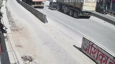 Tragická nehoda v Mirzapuru: Špatně zaparkovaný nákladní vůz a následný střet s kamionem stál mladíka život