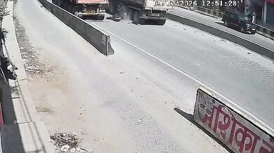 Tragická nehoda v Mirzapuru: Špatně zaparkovaný nákladní vůz a následný střet s kamionem stál mladíka život