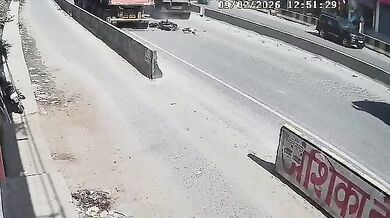 Tragická nehoda v Mirzapuru: Špatně zaparkovaný nákladní vůz a následný střet s kamionem stál mladíka život