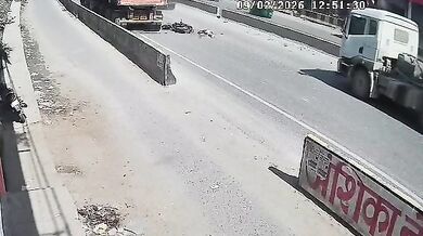 Tragická nehoda v Mirzapuru: Špatně zaparkovaný nákladní vůz a následný střet s kamionem stál mladíka život