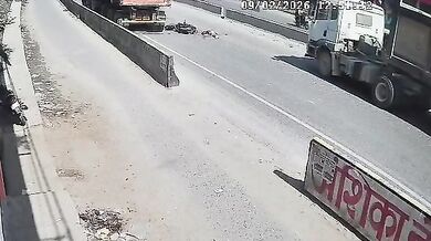 Tragická nehoda v Mirzapuru: Špatně zaparkovaný nákladní vůz a následný střet s kamionem stál mladíka život