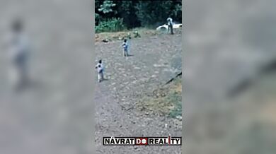 Ponechání dětí v zaparkovaném a nastartovaném autě