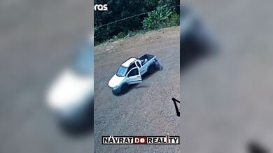 Ponechání dětí v zaparkovaném a nastartovaném autě