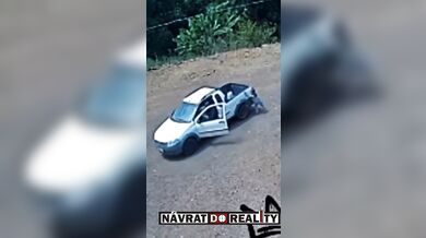 Ponechání dětí v zaparkovaném a nastartovaném autě