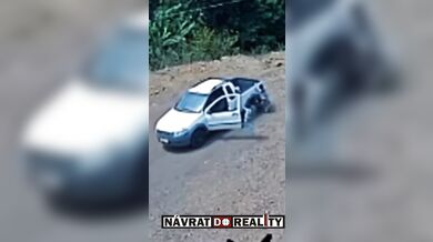 Ponechání dětí v zaparkovaném a nastartovaném autě