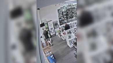 Žena se pokusila o krádež střelné zbraně