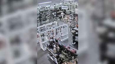 Žena se pokusila o krádež střelné zbraně