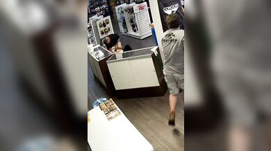 Žena se pokusila o krádež střelné zbraně