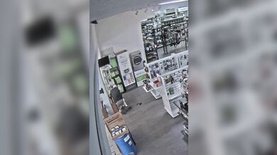 Žena se pokusila o krádež střelné zbraně