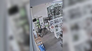 Žena se pokusila o krádež střelné zbraně