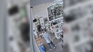 Žena se pokusila o krádež střelné zbraně