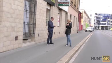 Blondýnka šuká cizího člověka za peníze a její přítel se dívá