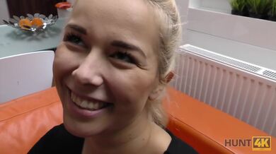 Blondýnka šuká cizího člověka za peníze a její přítel se dívá