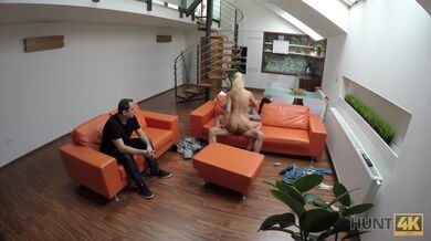 Blondýnka šuká cizího člověka za peníze a její přítel se dívá