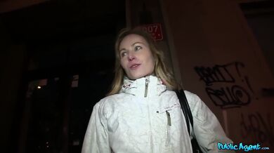 Amatérská nymfomanka šuká za rychlý prachy