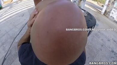 Latina Franceska Jaimes si nechala pořádně projet prdel venku na veřejnosti