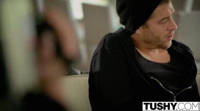 Žhavá reportérka se dostává pod slavné hudebníky