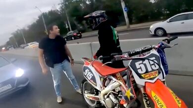 Road rage: Konflikt řidiče auta s motorkářem