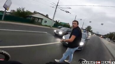 Road rage: Konflikt řidiče auta s motorkářem