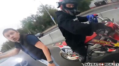 Road rage: Konflikt řidiče auta s motorkářem