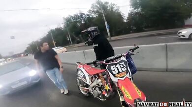 Road rage: Konflikt řidiče auta s motorkářem