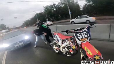 Road rage: Konflikt řidiče auta s motorkářem