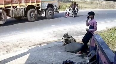 Střet motorkáře s nákladákem