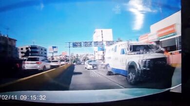 Řidič Audi v rychlosti narazil do pancéřovaného vozidla