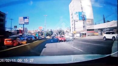 Řidič Audi v rychlosti narazil do pancéřovaného vozidla