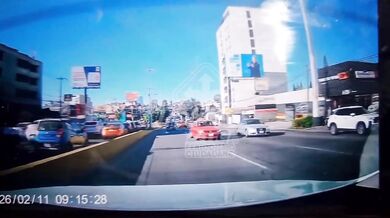 Řidič Audi v rychlosti narazil do pancéřovaného vozidla