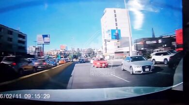 Řidič Audi v rychlosti narazil do pancéřovaného vozidla