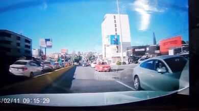 Řidič Audi v rychlosti narazil do pancéřovaného vozidla