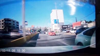 Řidič Audi v rychlosti narazil do pancéřovaného vozidla