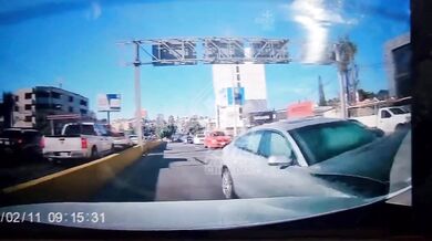 Řidič Audi v rychlosti narazil do pancéřovaného vozidla