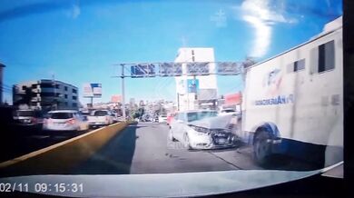 Řidič Audi v rychlosti narazil do pancéřovaného vozidla