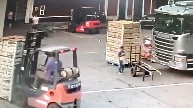 Chlapec unikl před vážnou nehodou jen o vlásek!