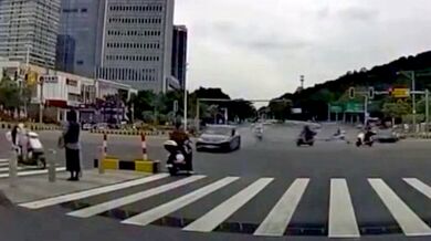 Řidič osobního vozu projel na červenou a usmrtil motorkáře