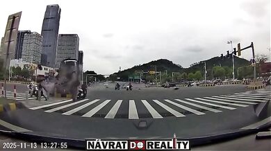 Řidič osobního vozu projel na červenou a usmrtil motorkáře