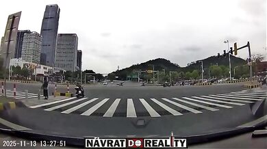 Řidič osobního vozu projel na červenou a usmrtil motorkáře