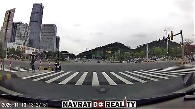 Řidič osobního vozu projel na červenou a usmrtil motorkáře