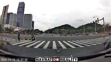 Řidič osobního vozu projel na červenou a usmrtil motorkáře