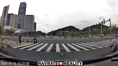 Řidič osobního vozu projel na červenou a usmrtil motorkáře