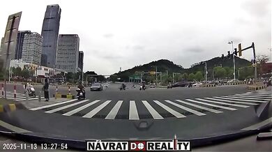 Řidič osobního vozu projel na červenou a usmrtil motorkáře